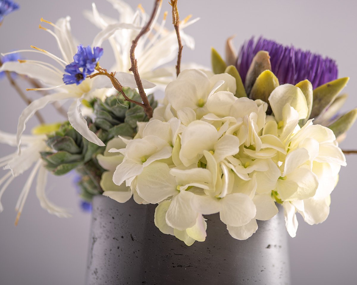 GO TO BED | Kleines Kunstblumengesteck mit weißen Hortensien 