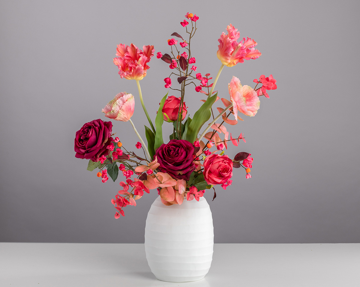 EASY GOING | Mit roten Kunstblumen