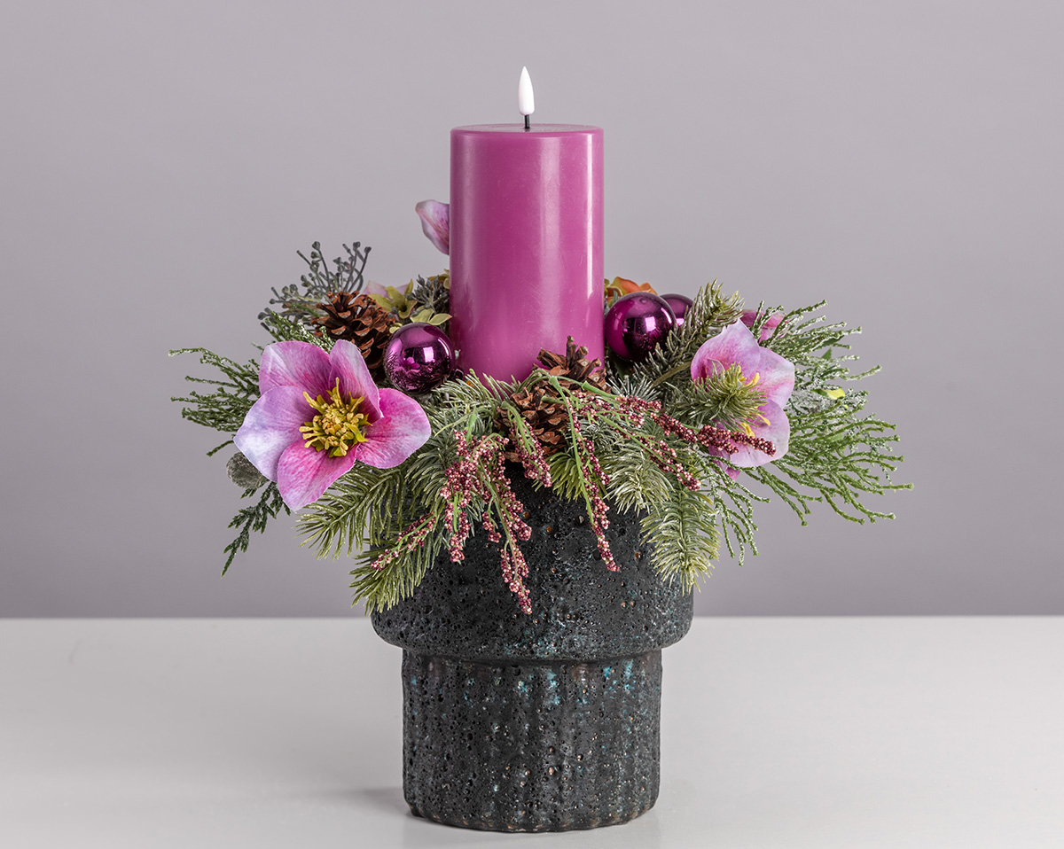 PURPLE CHRISTMAS | Winterliche Kunstblumen mit LED-Echtwachskerze