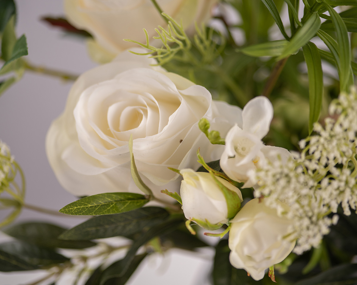 WHITE ROSES | OHNE VASE 