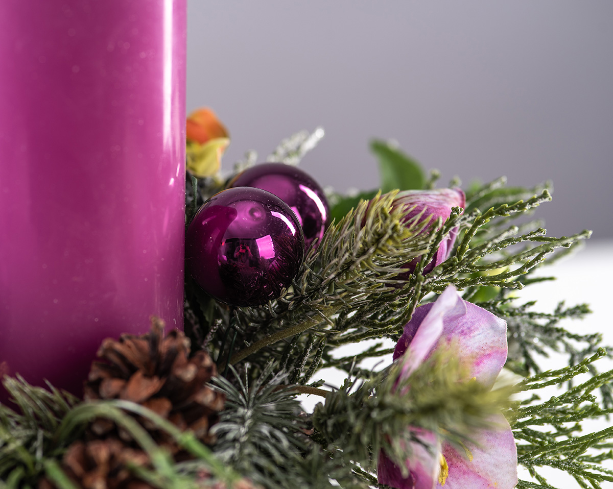 PURPLE CHRISTMAS | Winterliche Kunstblumen mit LED-Echtwachskerze