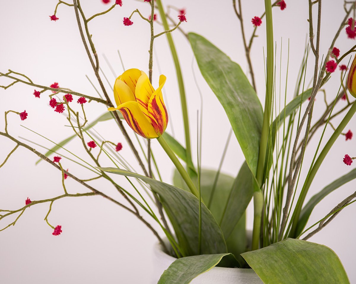MRS. SPRING | Gesteck mit künstlichem Schleierkraut und Tulpen