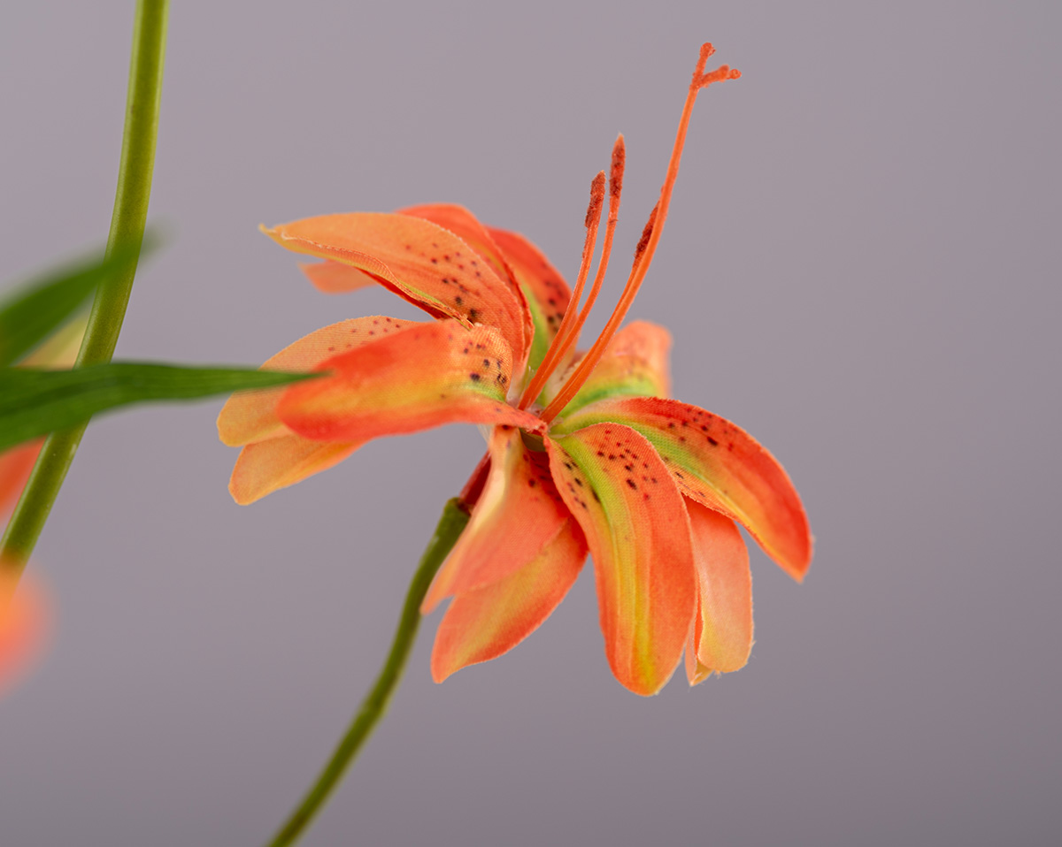 RELAXED LOVE | Kunstblumengesteck mit orangenen Kunstblüten 