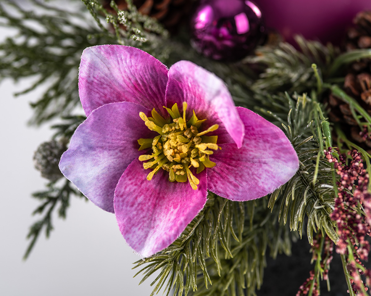 PURPLE CHRISTMAS | Winterliche Kunstblumen mit LED-Echtwachskerze