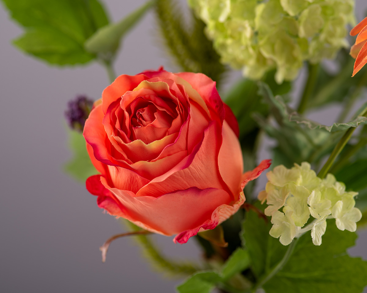 RELAXED LOVE | Kunstblumengesteck mit orangenen Kunstblüten 